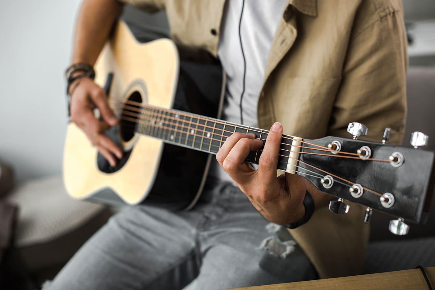 Fousiltz: Beginner Guitar Lessons - Your First Strums
